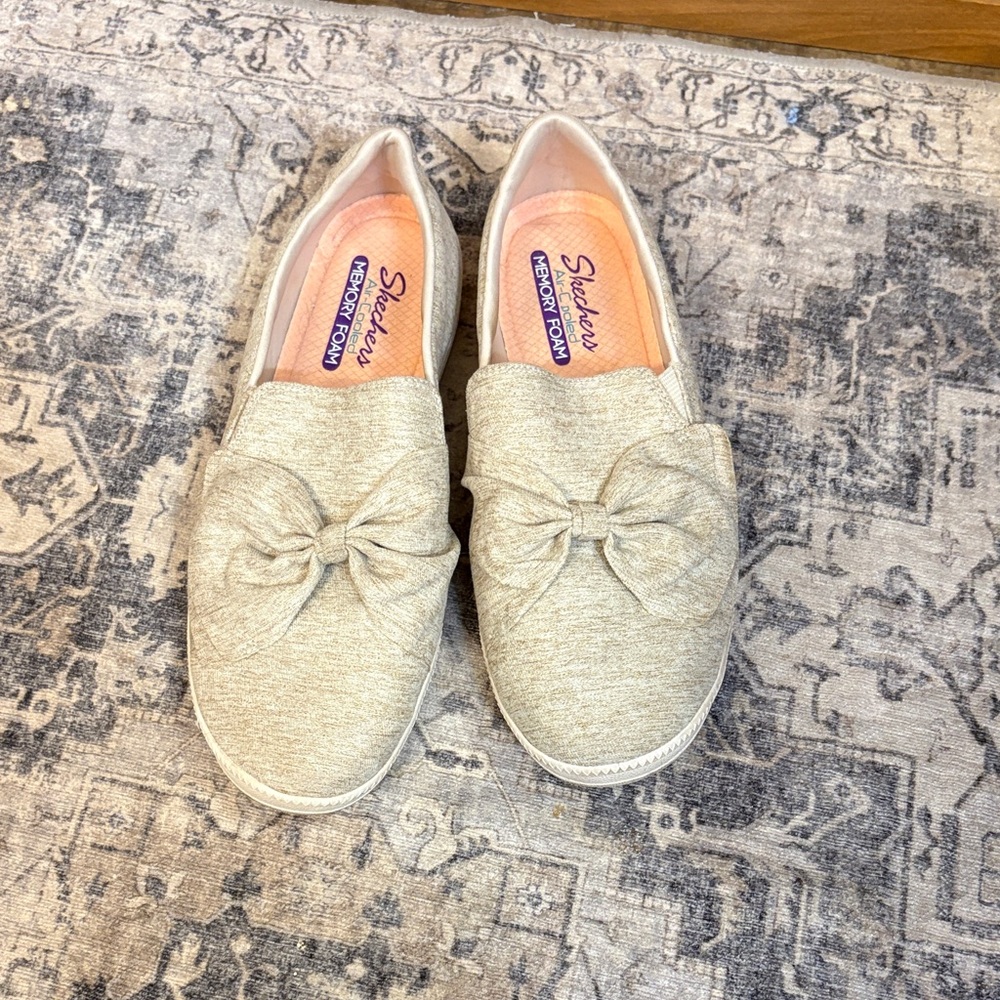 Skechers Women's Cream Bow Flats